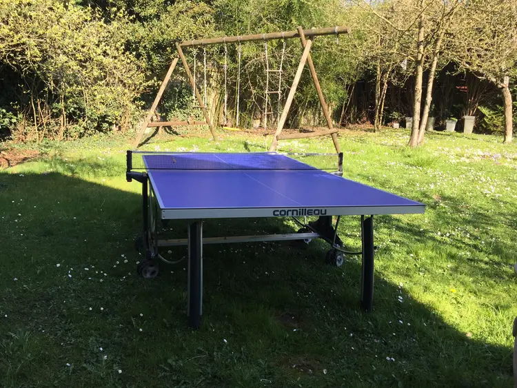 Une table de tennis de table en extérieur de la Résidence